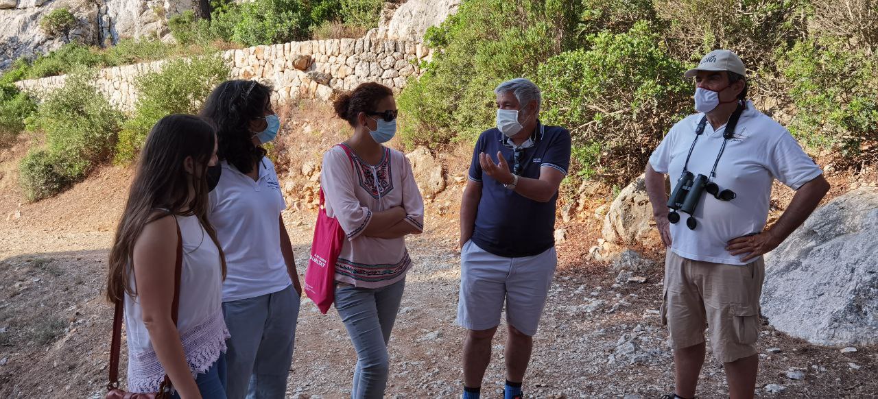 El batle d'Andratx, Joan Manera en un moment de la visita