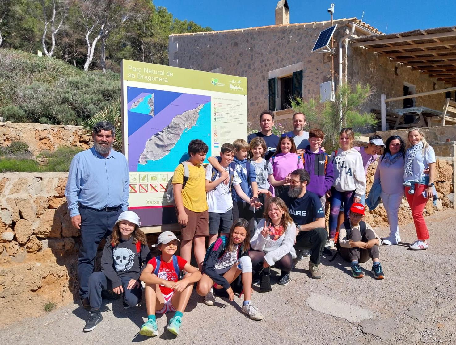 El consejero de Medio Ambiente, Medio Rural y Deportes con los alumnos del CEIP Els Molins de s’Arracó.