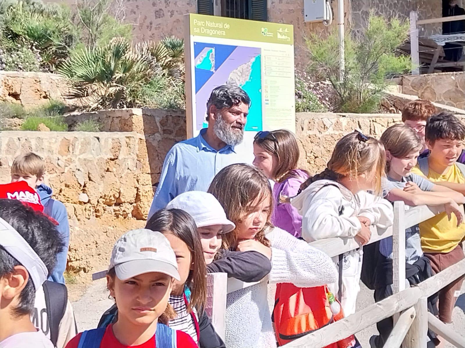 El consejero de Medio Ambiente, Medio Rural y Deportes con los alumnos del CEIP Els Molins de s’Arracó.