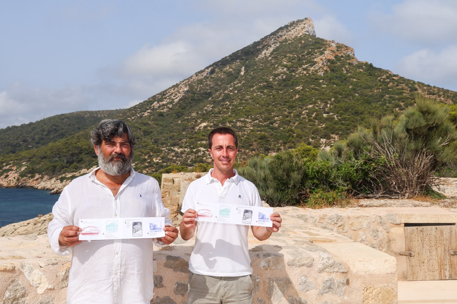El president Galmés i el conseller Bestard a la presentació del Passaport de la Ruta dels Gegants de Llum a sa Dragonera.