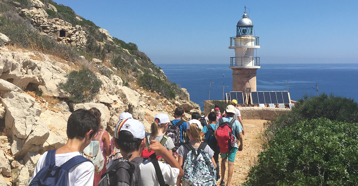 Estudiants durant la seva visita al Far de Tramuntana