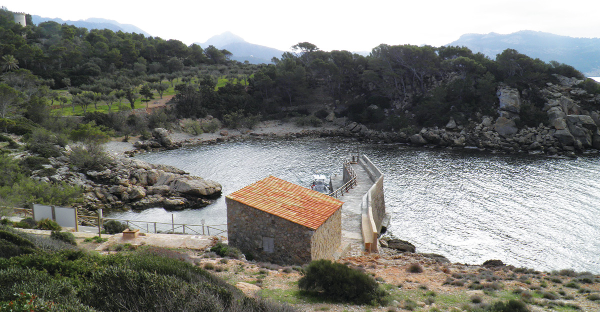 Vistes del moll d'entrada a l'illa