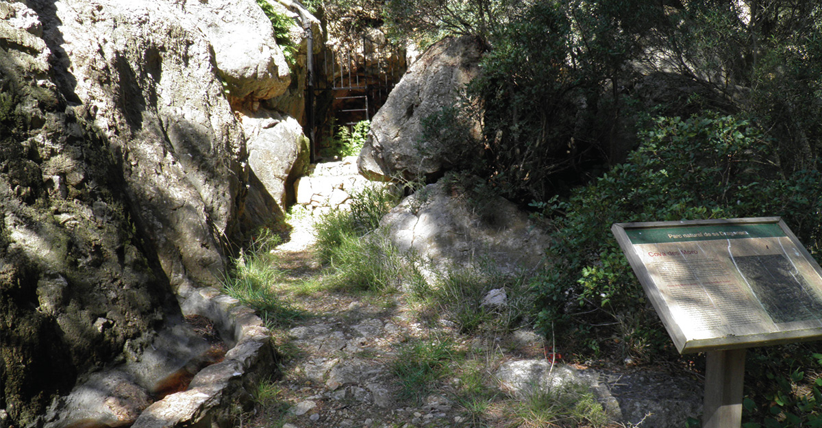 Exterior de la cova de Moro
