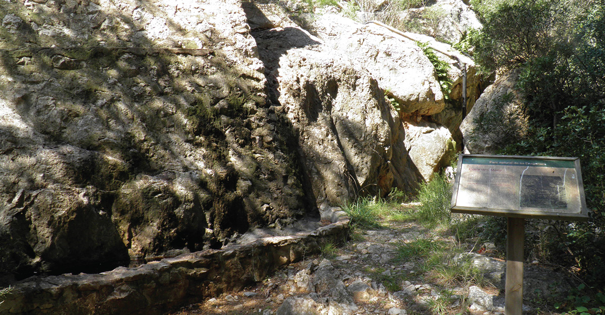 Acceso a la cueva des Moro